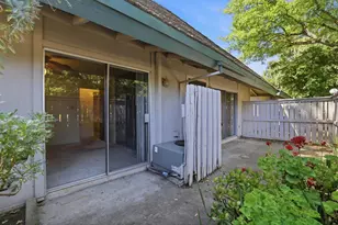 914 Roundtree Ct, Sacramento, CA 95831 - Photo 27