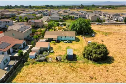 1957 W Woodward Avenue, Manteca, CA 95337 - Photo 7