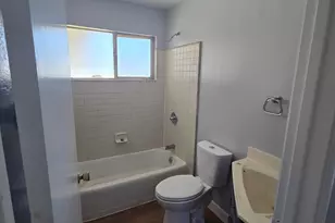 7233 Lindale Dr, Sacramento, CA 95828 - Photo 9