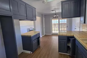 7233 Lindale Dr, Sacramento, CA 95828 - Photo 7