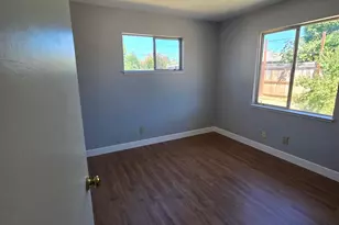 7233 Lindale Dr, Sacramento, CA 95828 - Photo 17