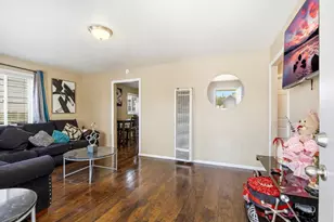 221 W 20th St, Merced, CA 95340 - Photo 5