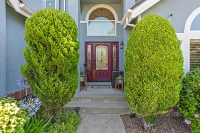 9075 Doncaster Court, Elk Grove, CA 95624 - Photo 5