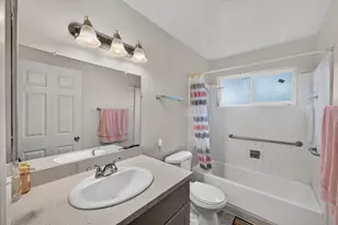 2421 Country Club Blvd, Stockton, CA 95204 - Photo 9