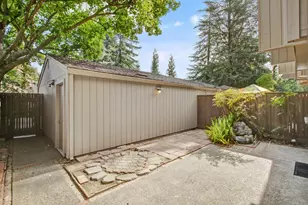 1061 Commons Dr, Sacramento, CA 95825 - Photo 23
