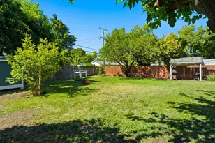 610 E Robinhood Dr, Stockton, CA 95207 - Photo 33