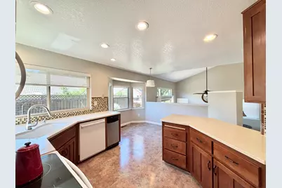 385 Hatteras Way, Sacramento, CA 95831 - Photo 11