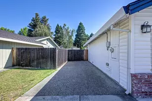 55 Bingham Cir, Sacramento, CA 95831 - Photo 5