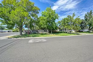 1701 Daphne Ave, Sacramento, CA 95815 - Photo 37