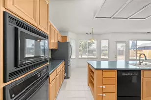 4025 Beyer Park Dr, Modesto, CA 95357 - Photo 19