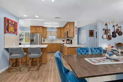 4553 E Redlands Avenue, Fresno, CA 93726 - Photo 5