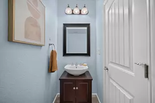 8048 Linda Isle Ln, Sacramento, CA 95831 - Photo 17
