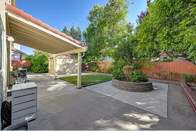 8924 Bear Park Ct, Elk Grove, CA 95758 - Photo 17