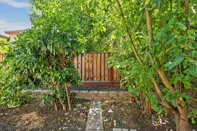 566 W Bonaventure Avenue, Mountain House, CA 95391 - Photo 37