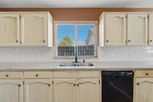 3031 W Loyola Ct, Visalia, CA 93277 - Photo 19
