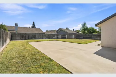 3031 W Loyola Court, Visalia, CA 93277 - Photo 37