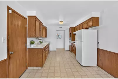 7335 Lindale Drive, Sacramento, CA 95828 - Photo 11