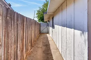 6917 Briggs Dr, Sacramento, CA 95828 - Photo 37