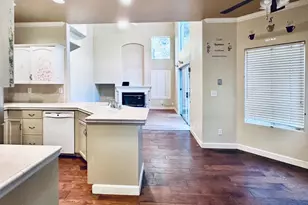 852 E Newcastle Ln, Fresno, CA 93720 - Photo 7