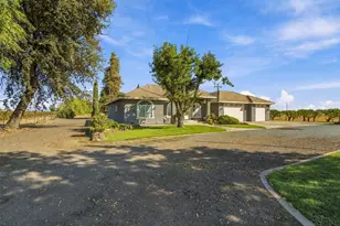 10897 E Collier Rd, Acampo, CA 95220 - Photo 5