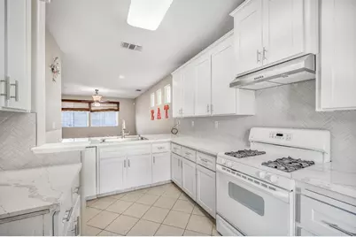 4626 W Javier Way, Fresno, CA 93722 - Photo 9