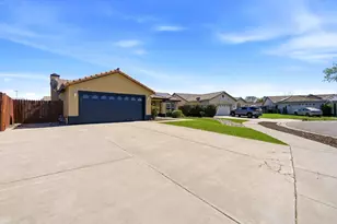 702 Montecito Ct, Lemoore, CA 93245 - Photo 3
