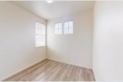 2555 S Lind Avenue, Fresno, CA 93725 - Photo 23