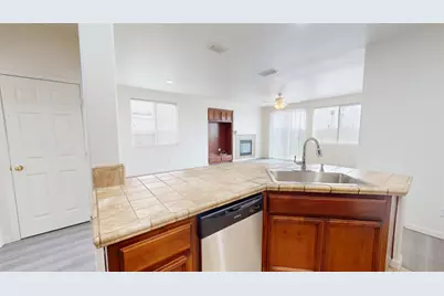 2555 S Lind Avenue, Fresno, CA 93725 - Photo 13