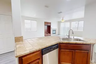 2555 S Lind Ave, Fresno, CA 93725 - Photo 13