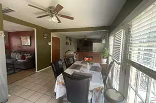 130 Stonehurst Dr, Elgin, IL 60120 - Photo 5