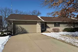 714 Seminole Dr, Freeport, IL 61032 - Photo 1