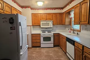 232 10th St, Pecatonica, IL 61063 - Photo 5