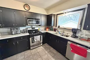 322 E 10th St, Pecatonica, IL 61063 - Photo 9