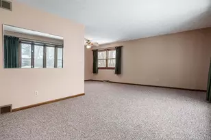 1918 Oak Leaf Ct, South Beloit, IL 61080 - Photo 3