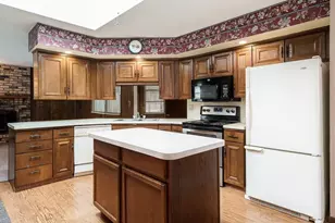 1918 Oak Leaf Ct, South Beloit, IL 61080 - Photo 5