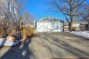 913 Loomis St, Rockford, IL 61102 - Photo 3