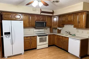 559 N Greenfield Dr, Freeport, IL 61032 - Photo 5