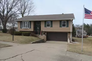 638 S Carthage Dr, Freeport, IL 61032 - Photo 1