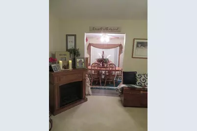 638 S Carthage Drive, Freeport, IL 61032 - Photo 5