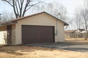 105 E Oakwood Dr, Byron, IL 61010 - Photo 9