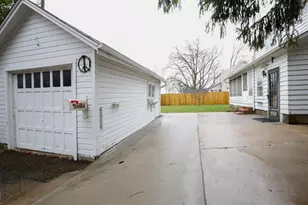 422 N Hennepin Ave, Dixon, IL 61021 - Photo 5