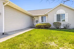 518 Breezeway Dr, Pearl City, IL 61062 - Photo 3