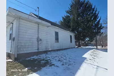 694 Montgomery Avenue, East Dubuque, IL 61025 - Photo 3