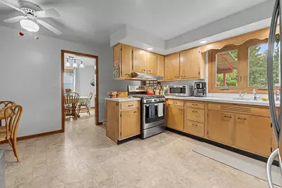 1334 S Blackhawk Avenue, Freeport, IL 61032 - Photo 9