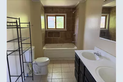 704 S Carroll Avenue, Freeport, IL 61032 - Photo 15