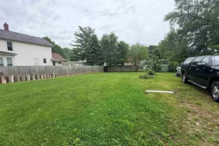 211 N Grove Ave, Freeport, IL 61032 - Photo 3