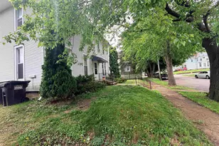 211 N Grove Ave, Freeport, IL 61032 - Photo 5