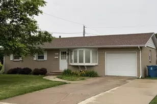1421 25th St, Peru, IL 61354 - Photo 1