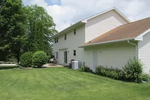 1052 Burke Dr, Freeport, IL 61032 - Photo 7
