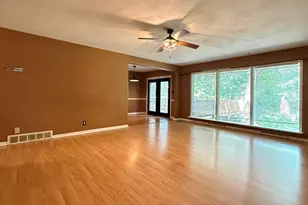 421 Warren Dr, Rockford, IL 61107 - Photo 5
